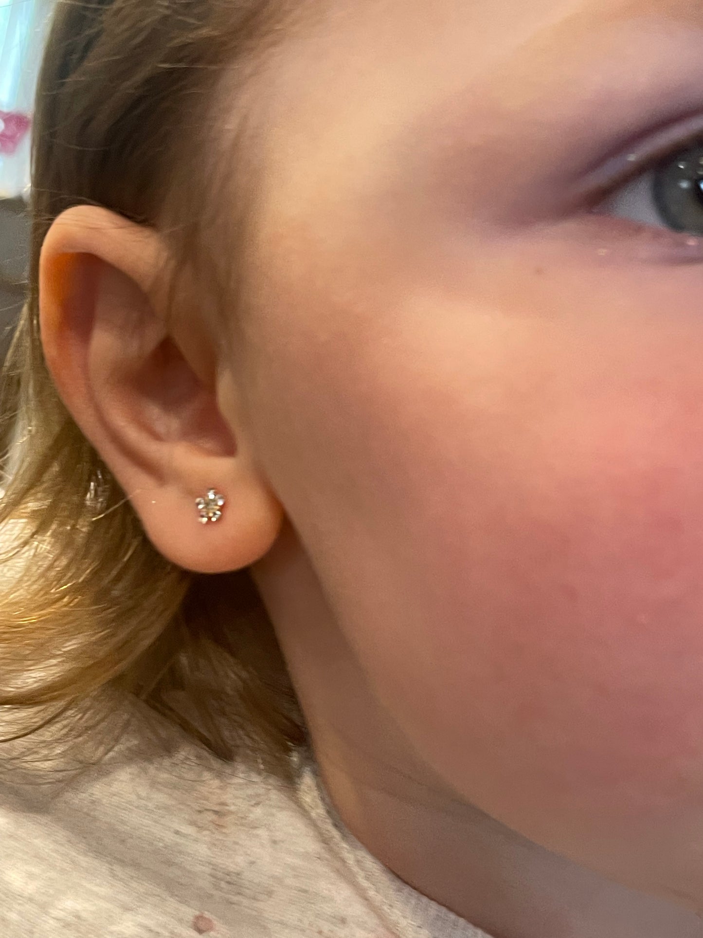 1 PR. 24 K GOLD STAR SHAPE CRYSTAL WHITE EARRING WITH CRYSTAL CENTER